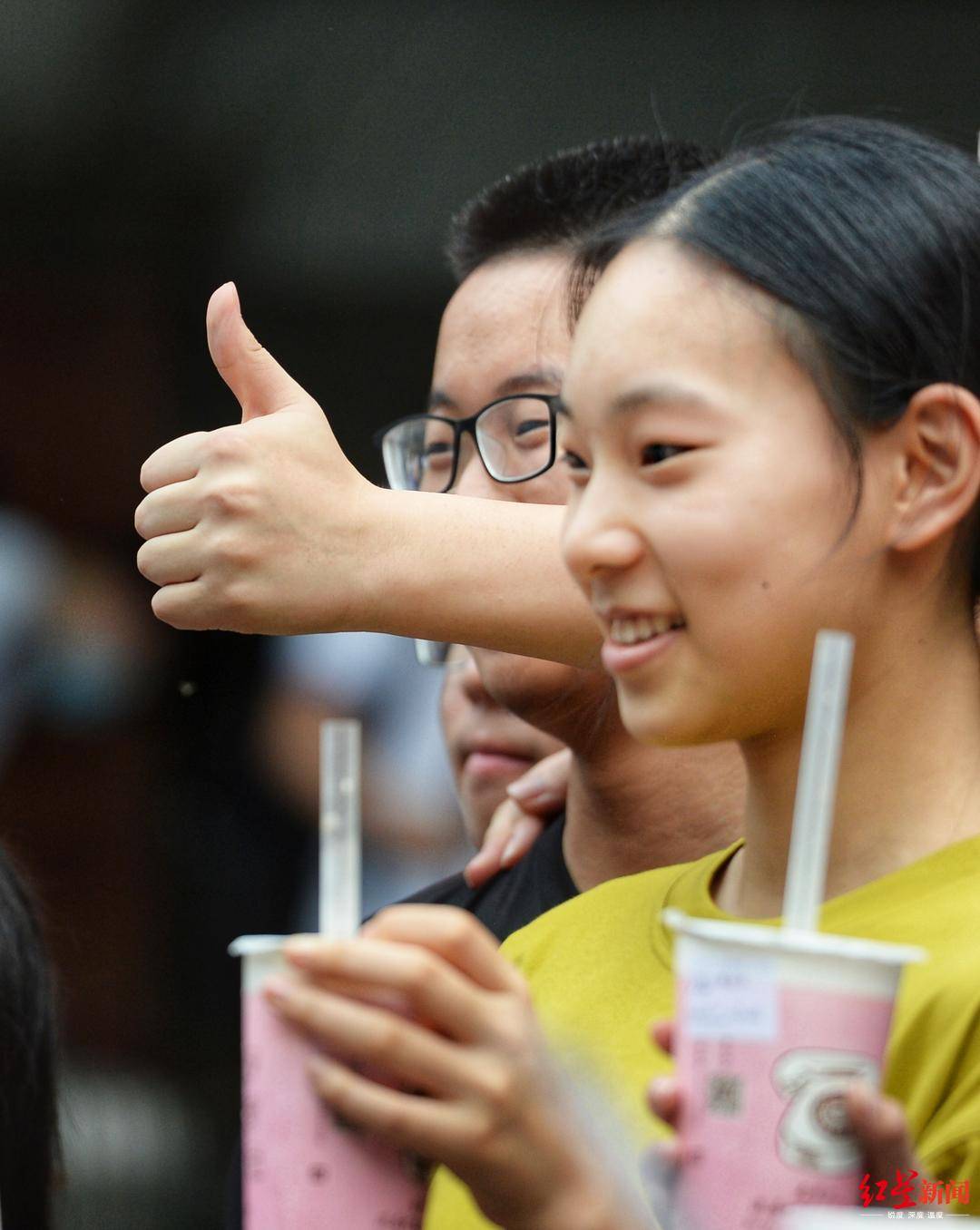 高考结束!成都家长送向日葵,买奶茶,还举着明星海报来接娃