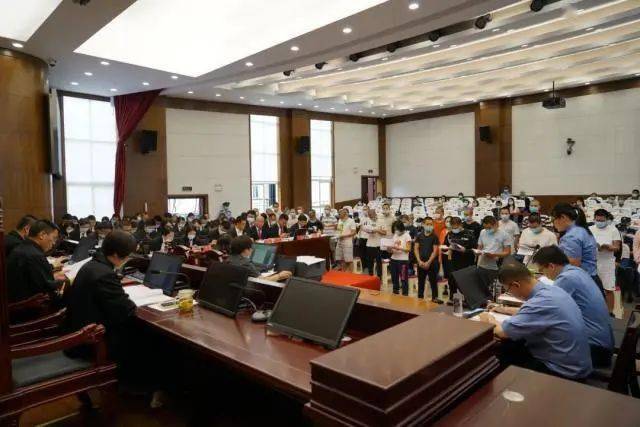 曲靖公审天狮系传销大案42名老总受审