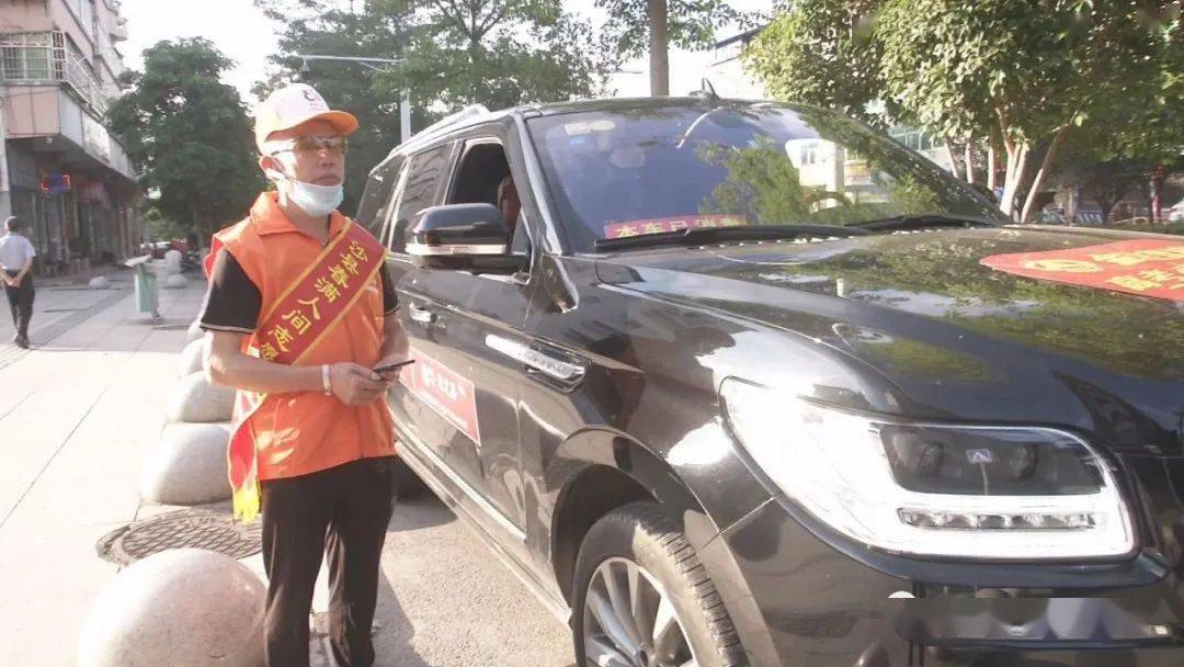 黄时明早早就在约定的路口7号早上6点40分爱心送考为考生们保驾护航
