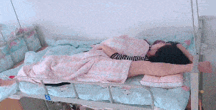 舞蹈系妹子不一般,这个睡姿不是谁都可以模仿的