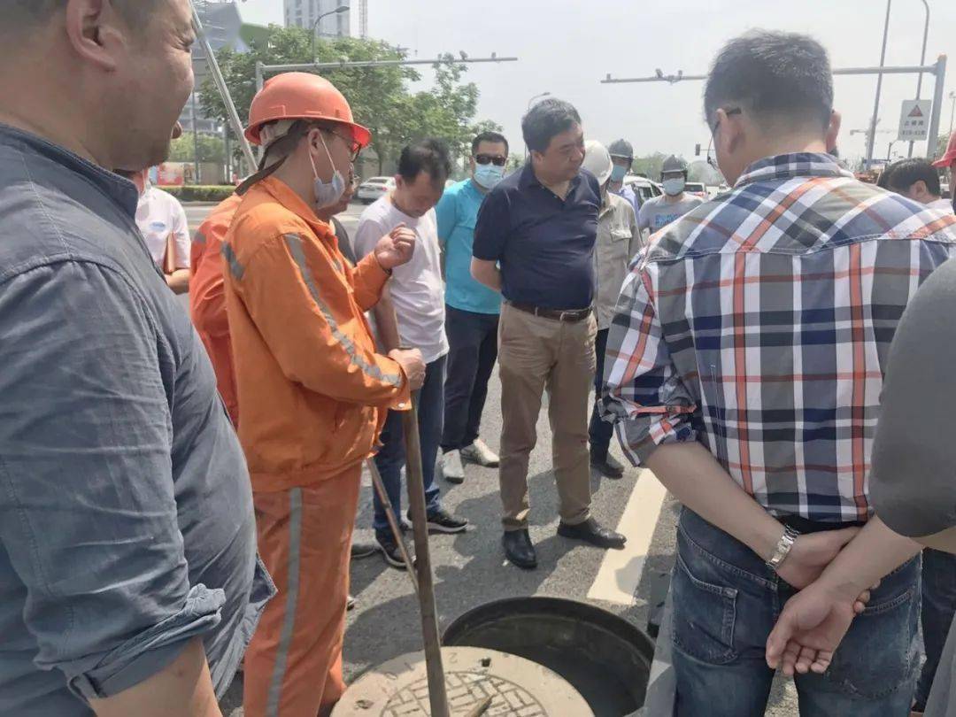 徐汇区防汛办主任罗鹏翀,区防汛办副主任沈秀观,徐卫星,暴雨前分别赴