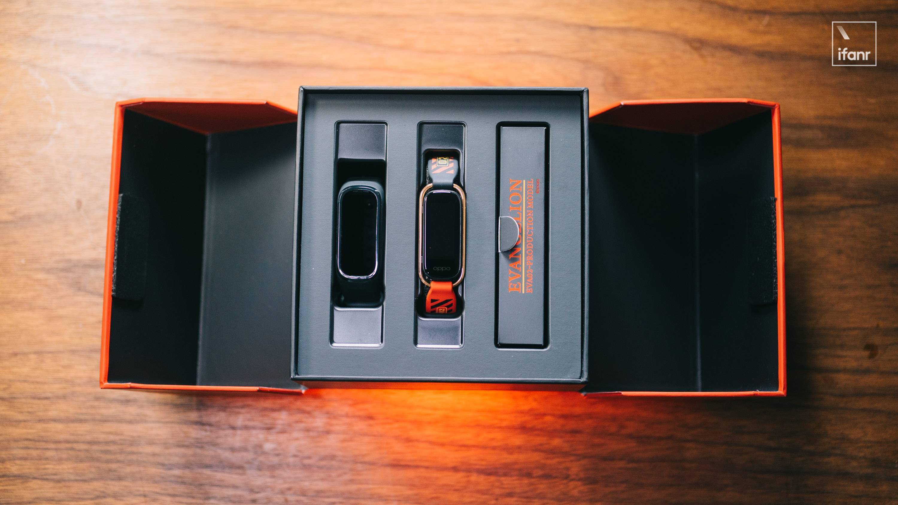 oppo 手环 eva 限定版图赏:红得热烈,黑得深邃