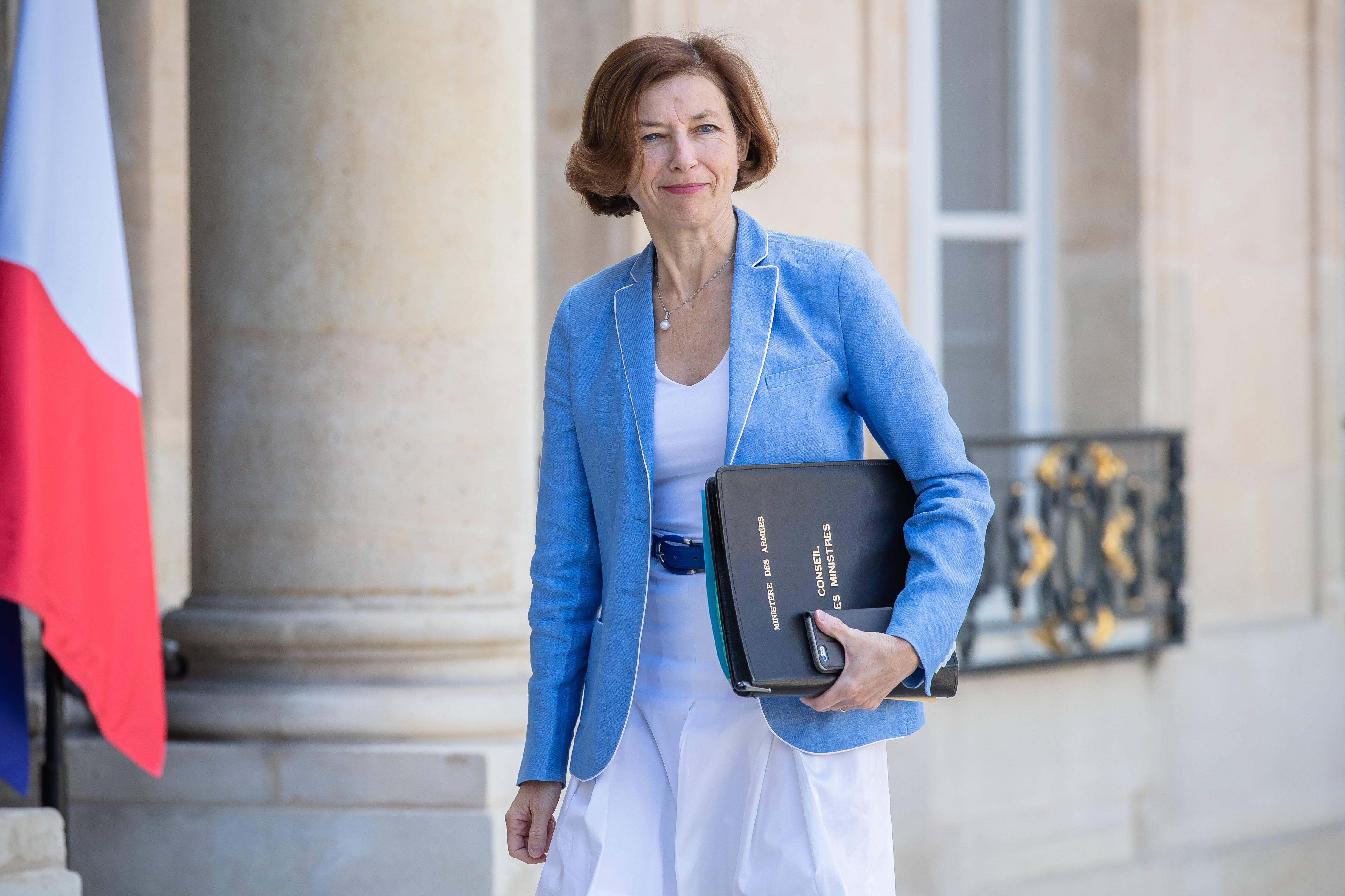 法国新政府成员亮相