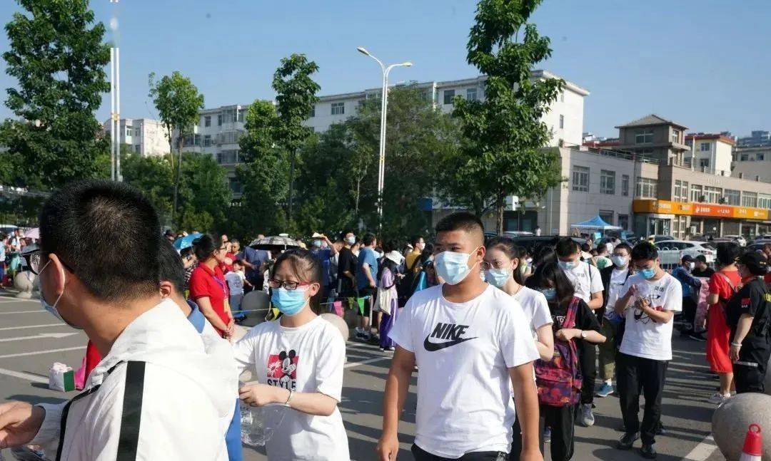 實拍榆次高考最後一天考場外最真實的畫面讓人動容