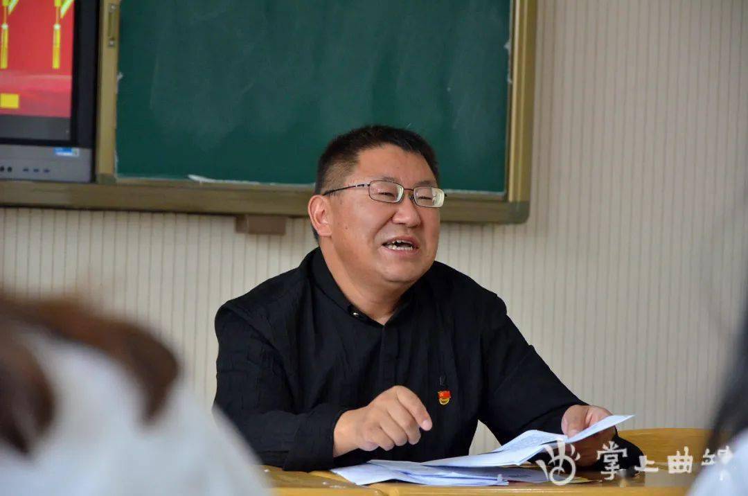 首场语文考试刚结束,记者便联系采访了曲靖一中语文高级教师,云南省"