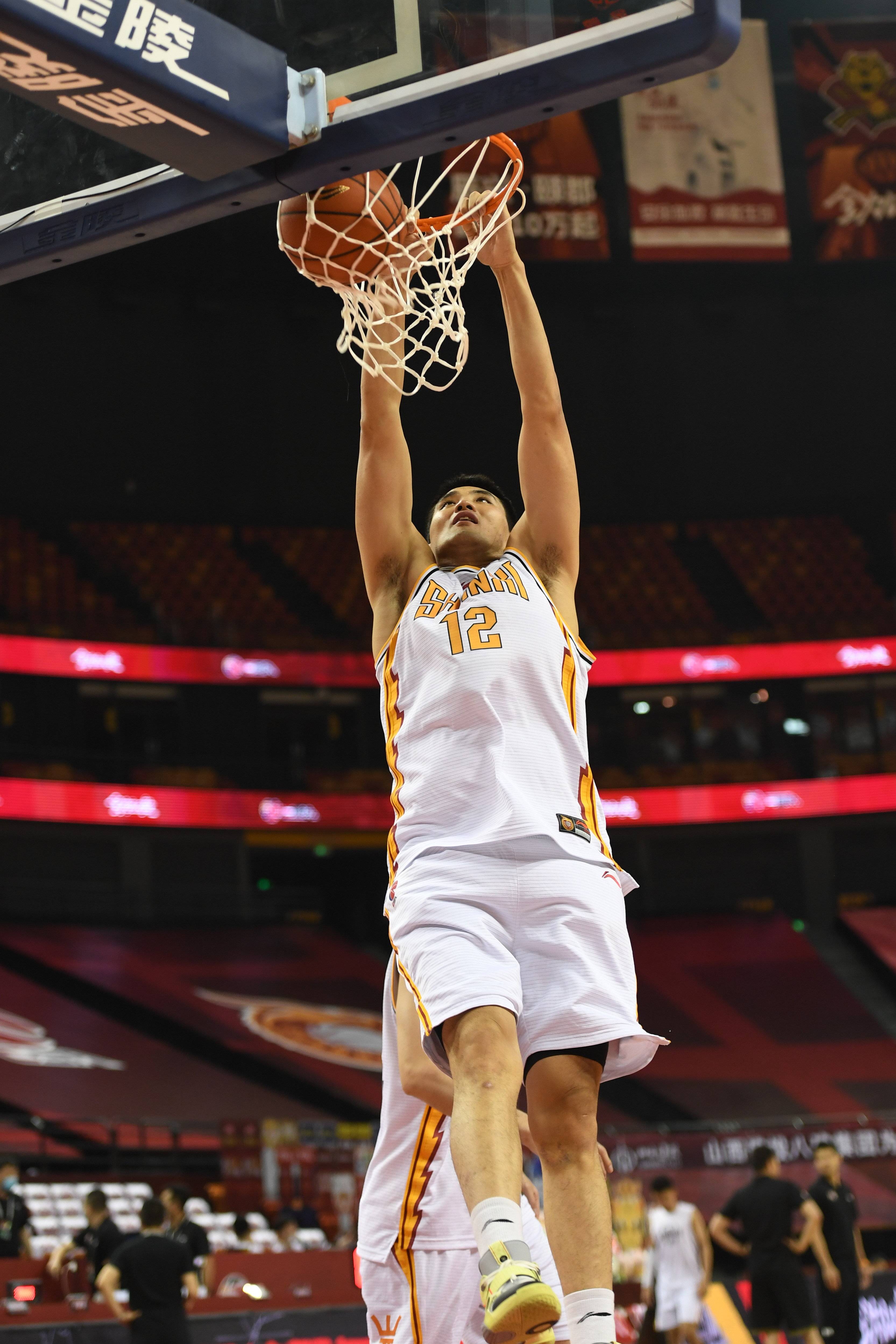 7月8日,山西汾酒股份队球员邢志强进行赛前热身.