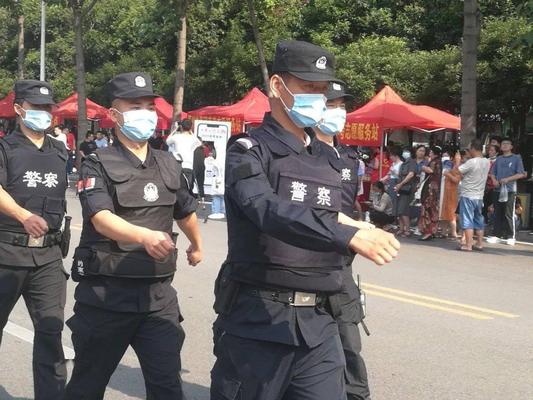 英姿飒爽的特警人员手持器械,列队站岗,为平安高考护航