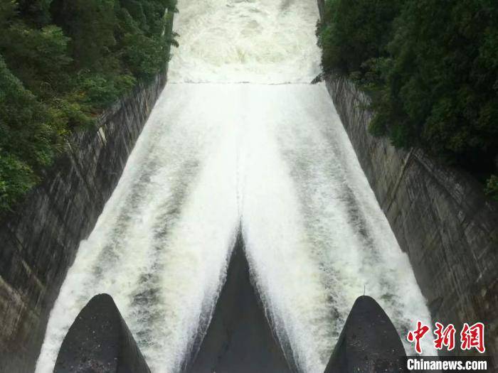 绍兴地区一水库泄洪.绍兴提供