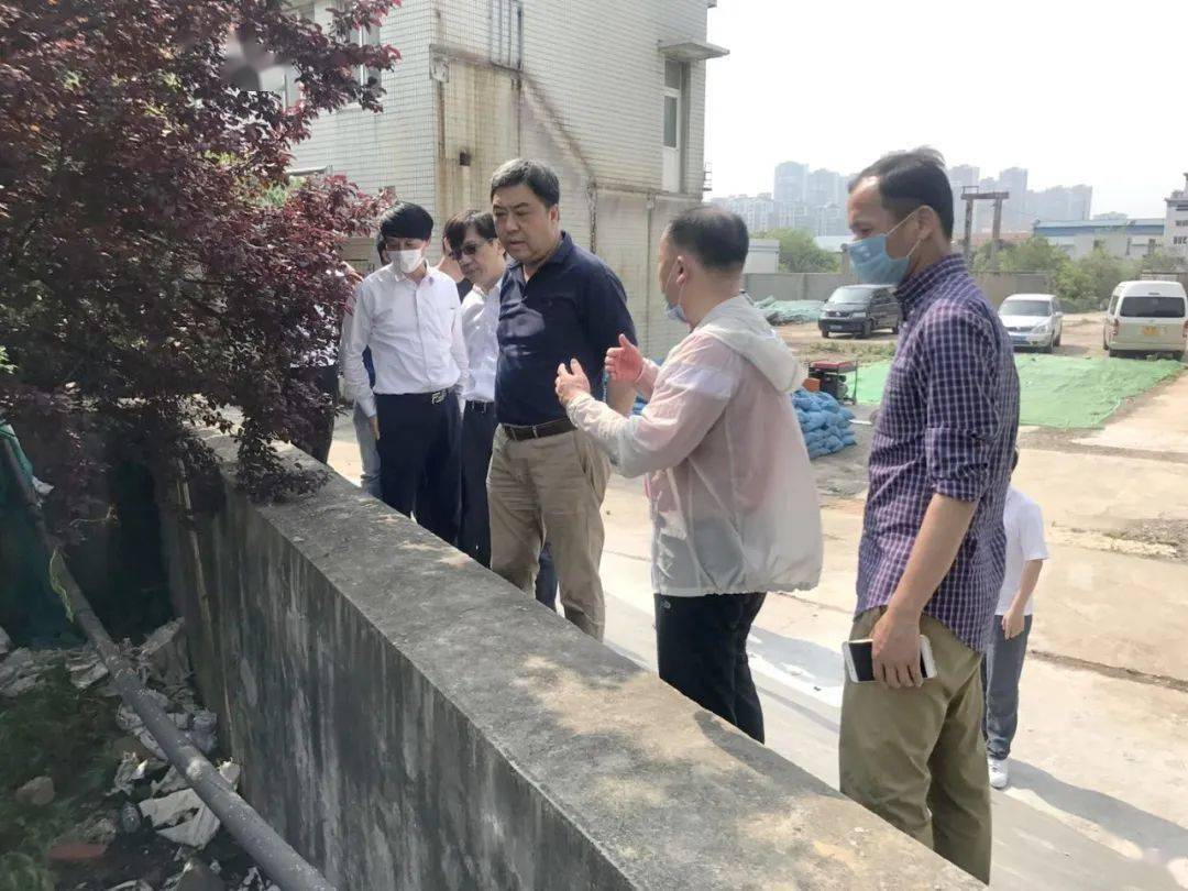 徐汇区防汛办主任罗鹏翀,区防汛办副主任沈秀观,徐卫星,暴雨前分别赴