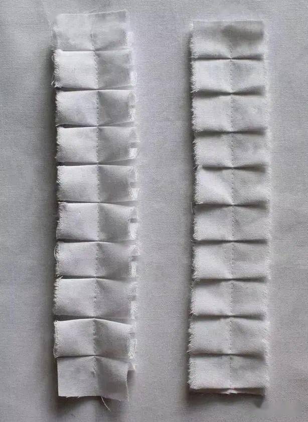 在这里,我将刀褶的边缘折叠成人字形.