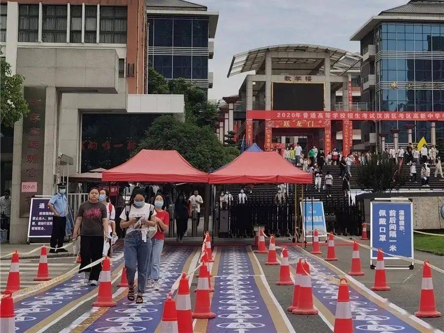 直击高考首日安康21431名学子奔赴考场