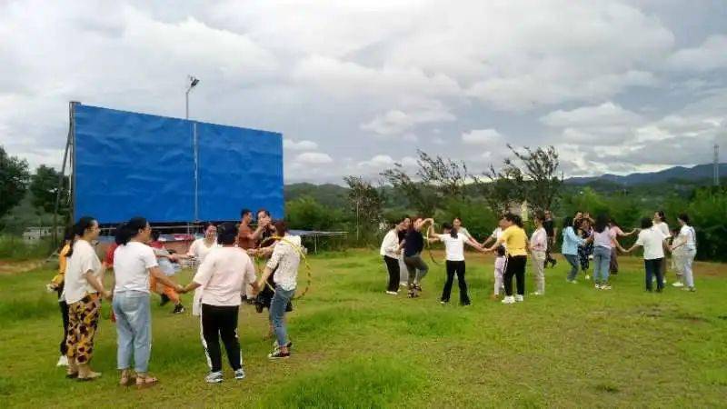 安远县东江源小学开展班主任户外团建活动日