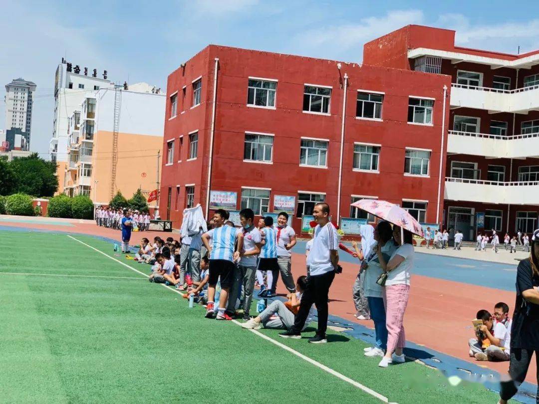 书香四小重燃战火踢出自我东胜区第四小学校长杯足球赛报道