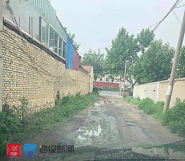 即墨龙山街道一土路积水严重!常年没有路灯!居民出行不便!