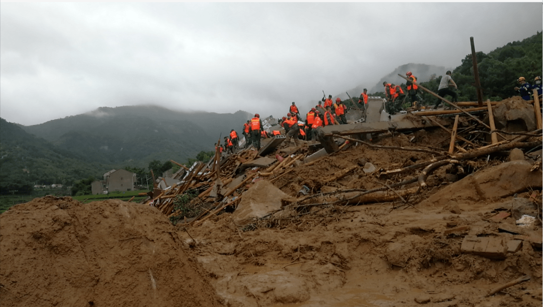 7月8日凌晨4点左右 湖北省黄梅县大河镇袁山村3组突发山体滑坡,导致