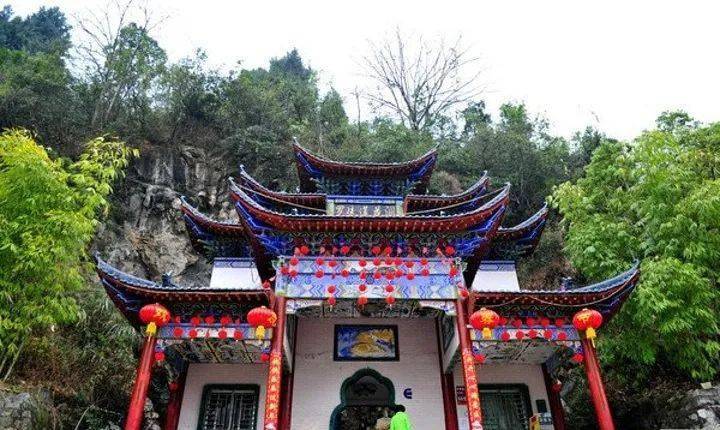 罗妹莲花洞就在乐业县城旁边,即使是逛多了岩洞,冲着世界上最大的莲花