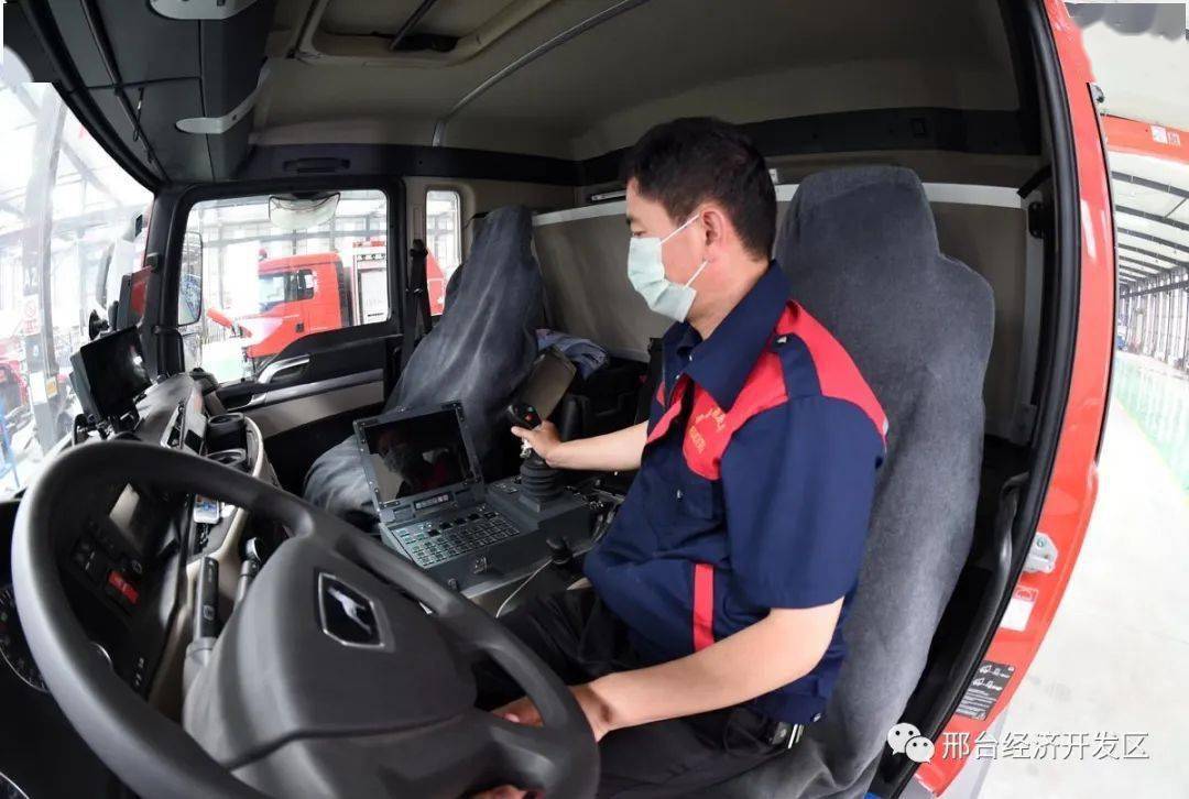 润泰救援装备技术人员在投弹式高层建筑干粉消防车的驾驶室内进行远程