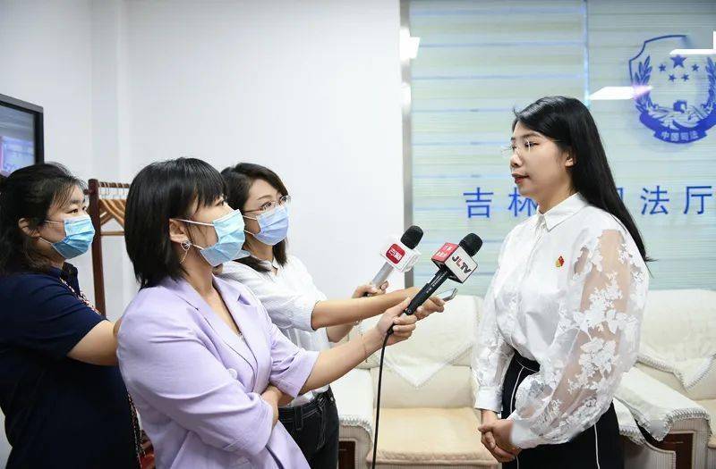 广东广和(长春)律师事务所党支部书记孙萌在党课后接受记者采访吉林