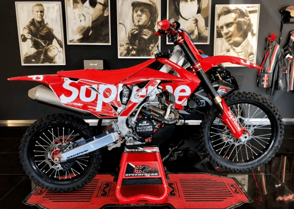 supreme联名的摩托车好像比一些汽车还贵) 说起摩托车,怎么能少得了