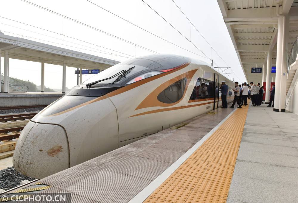 2020年7月10日,g7262次列车停靠在巢湖东站,准备开往上海站.