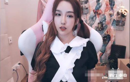 这回rita直接在直播间cos了一回女仆装,这次可和她之前穿着上解说台的