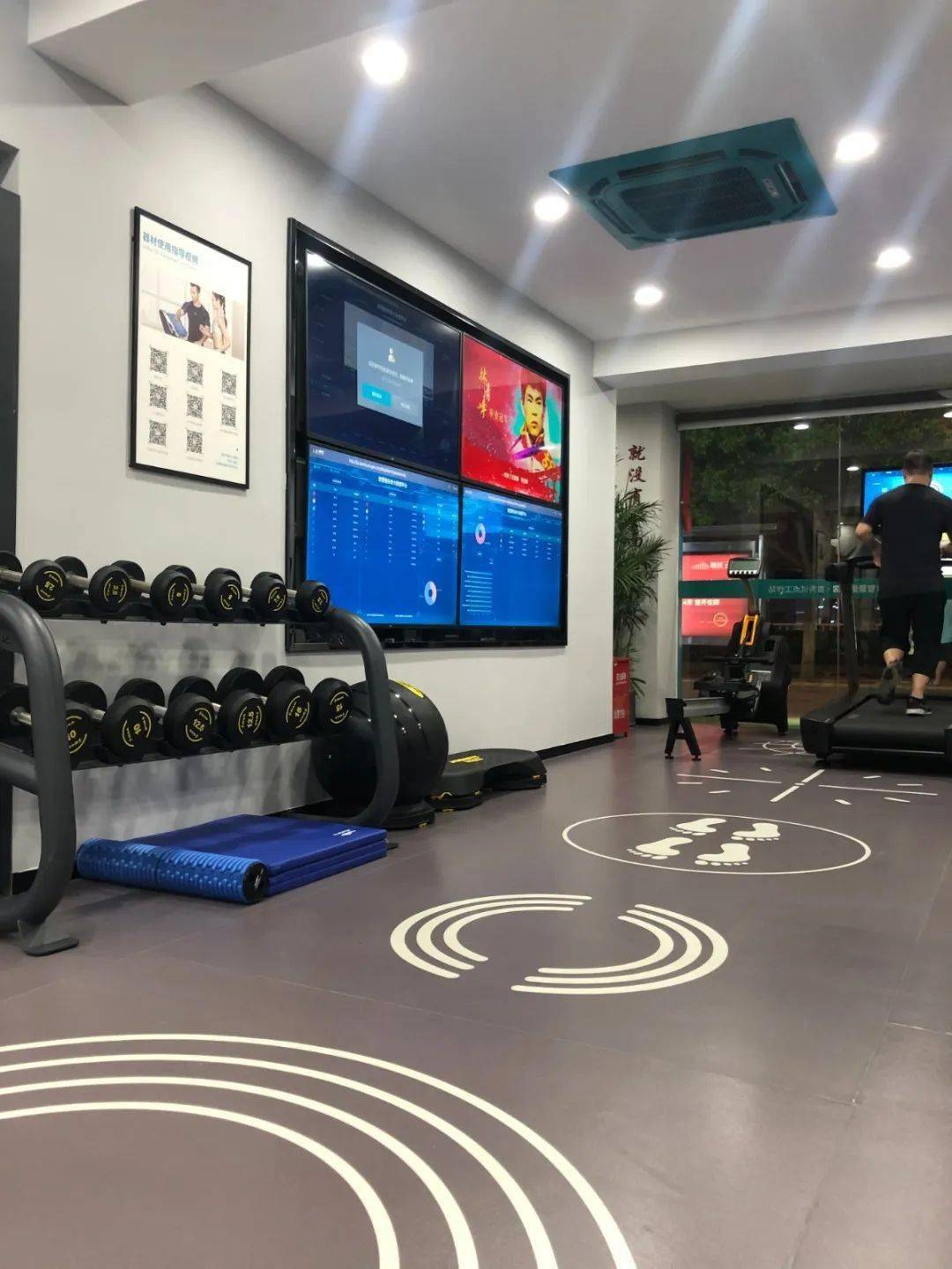 智慧健健身房 虽只有65平方米 室内被划分成三个区域 智能储物区 健身