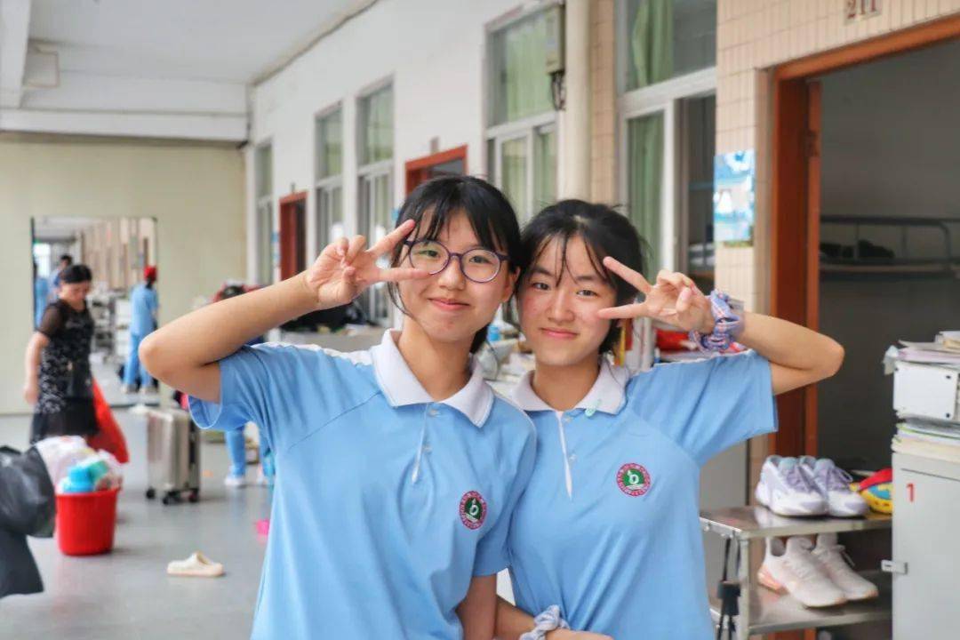温馨的高考,真情的陪伴--金堡中学