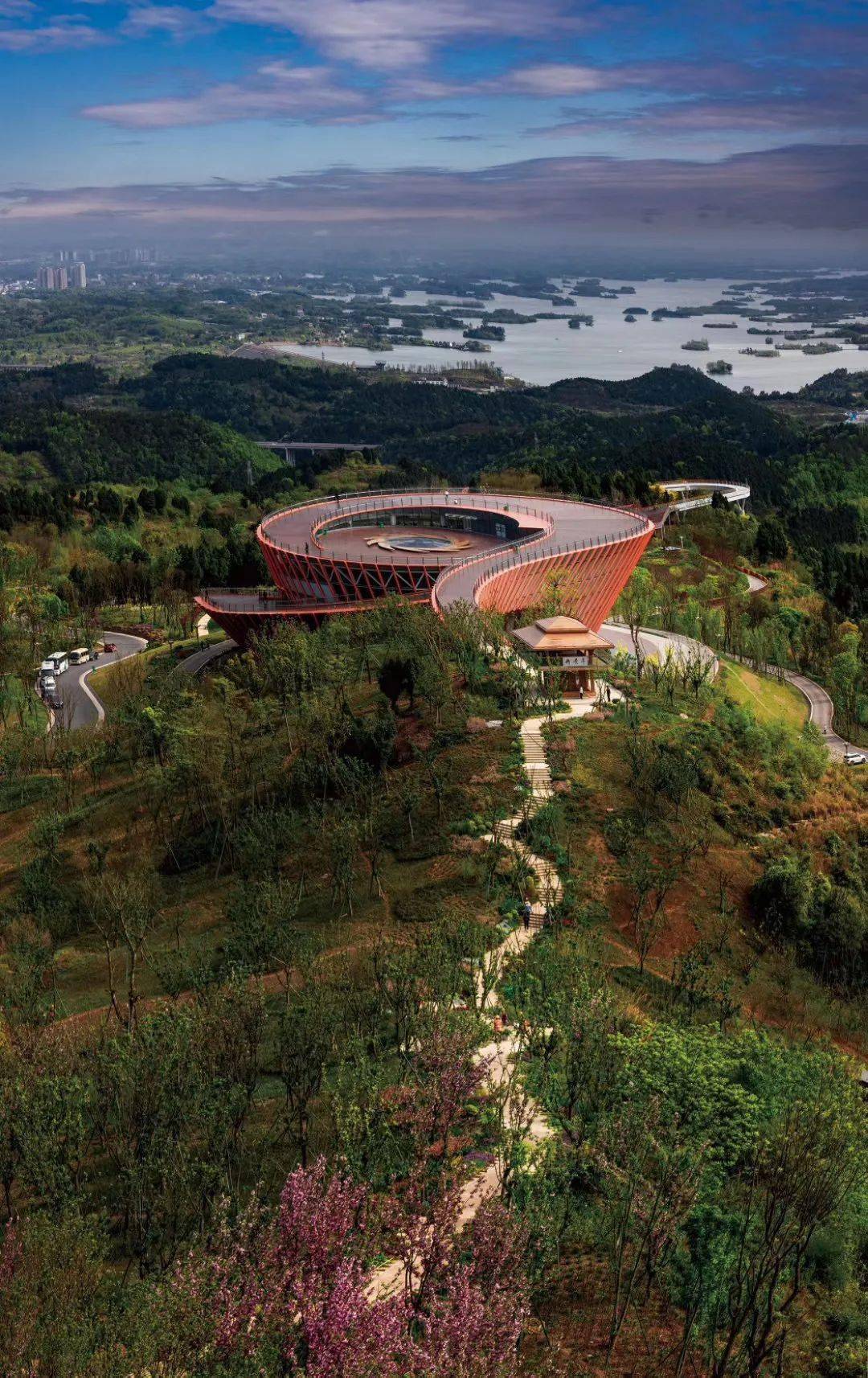 在龙泉山脉蛰伏许久的龙泉山城市森林公园丹景台,缓缓睁开了"城市之眼