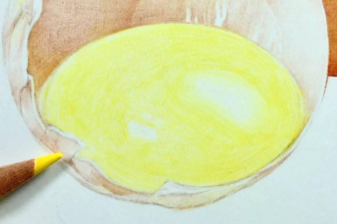 蛋壳刻画暂告段落 下面我们来细致的描绘鸡蛋黄 首先用黄色为鸡蛋黄