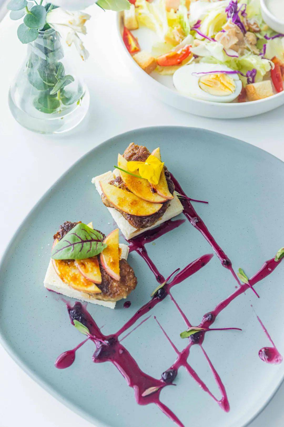 法式香煎鹅肝配蓝莓焦糖苹果