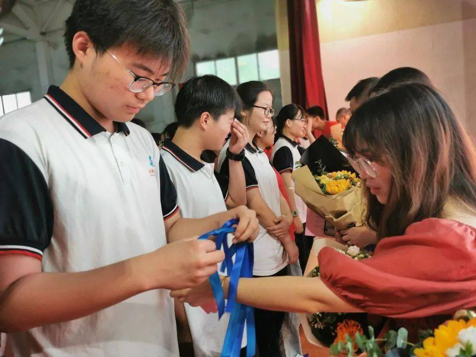 成人儀式,歡笑與淚水,感恩與祝福.這一堂課,同學們不願下課_高三