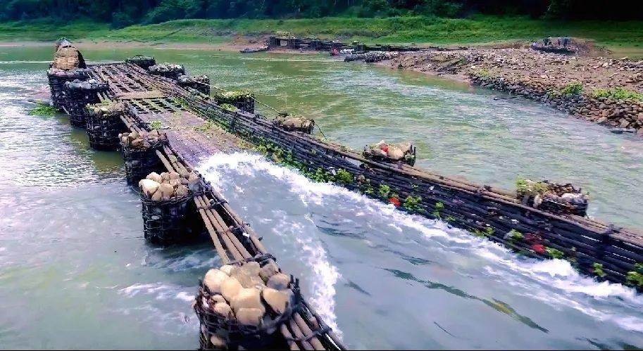 肖屋鱼梁鱼梁是一种用木桩,柴枝或编网等制成篱笆或栅栏,置于河流