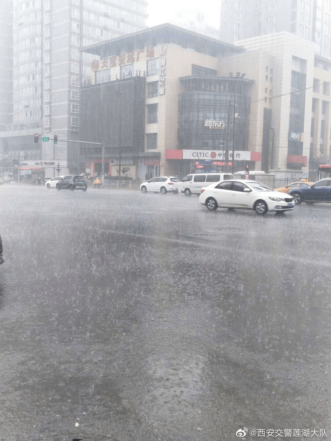 刚才西安这雨也太大了吧