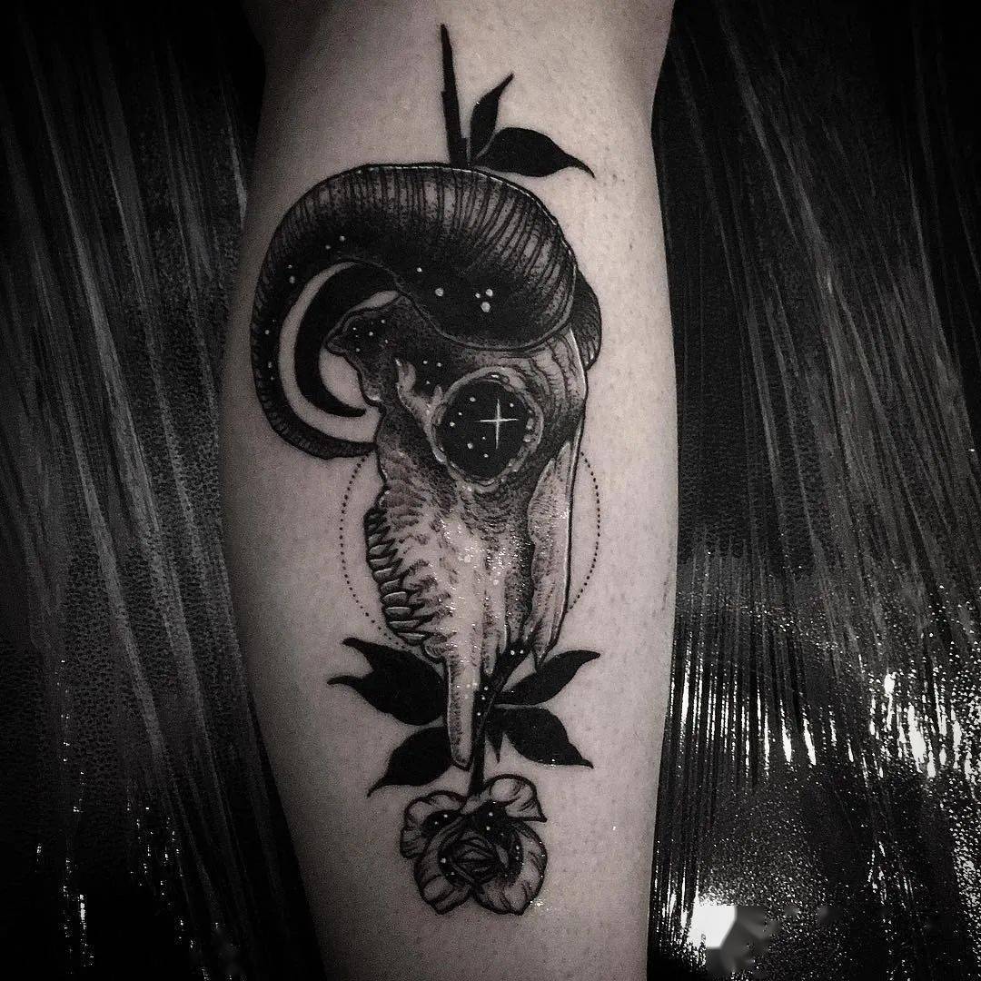 夜空繁星,极简黑灰刺青.