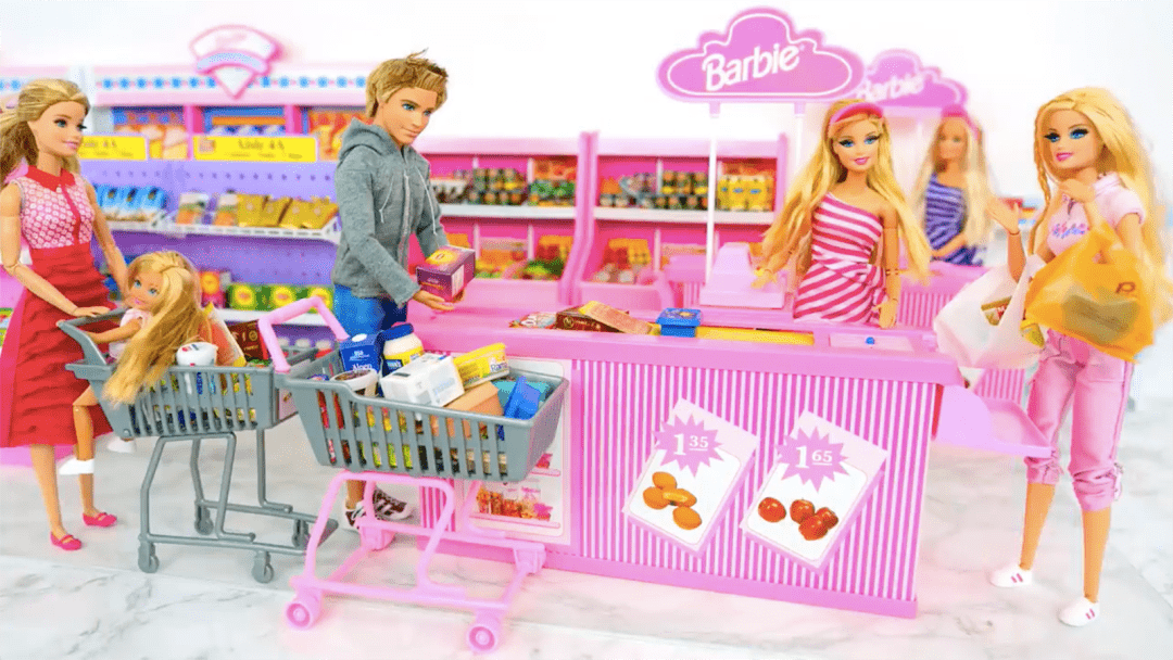 芭比娃娃的超市要开张了,一起来帮她们把商品都摆上货架吧!