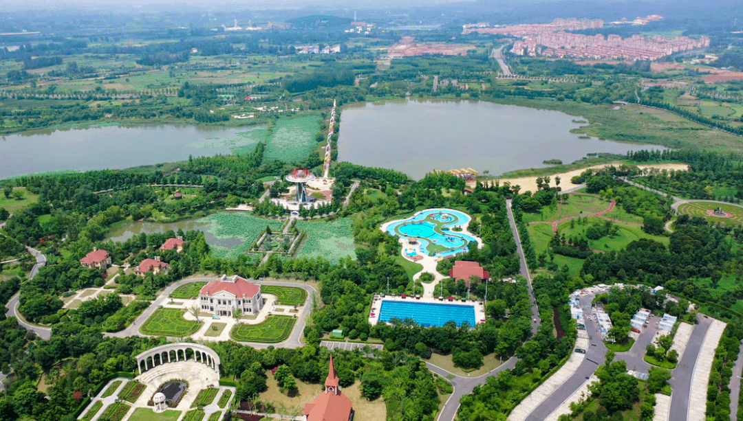 花式蹦床,刺激滑梯等.水上游乐中心来啦!送你免费畅玩!还不来疯狂?