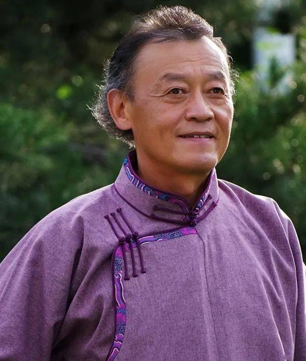 鲍尔吉·原野,1958年出生,蒙古族作家.