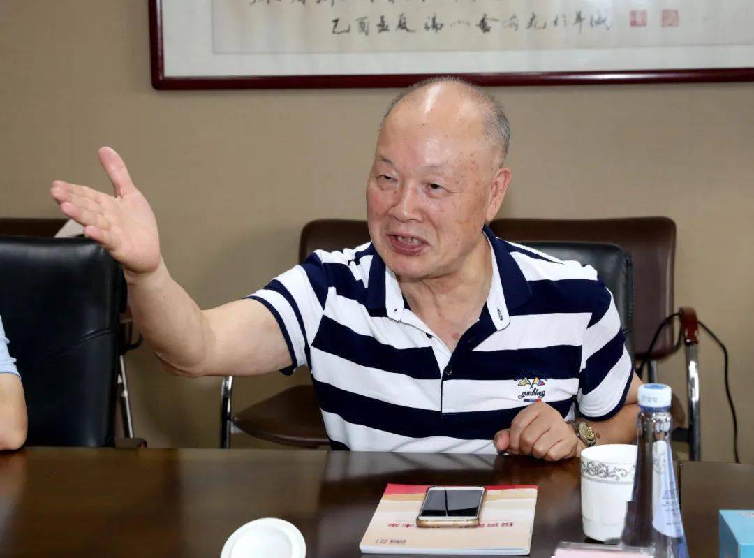 韶关市浙江商会秘书长王友福 韶关市商务局(口岸局)副局长王卫军向