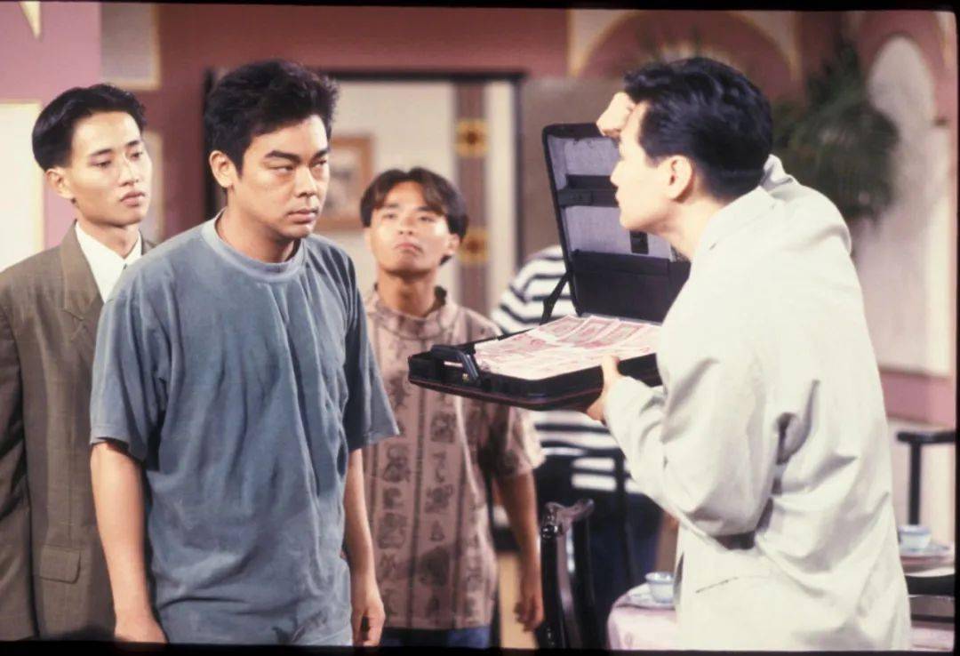 回港后被方进新之子方展博(刘青云饰)指控杀人,被判终生监禁.