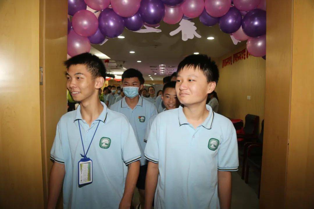 不负青春逐梦未来石湖中学初二年级举行青春仪式