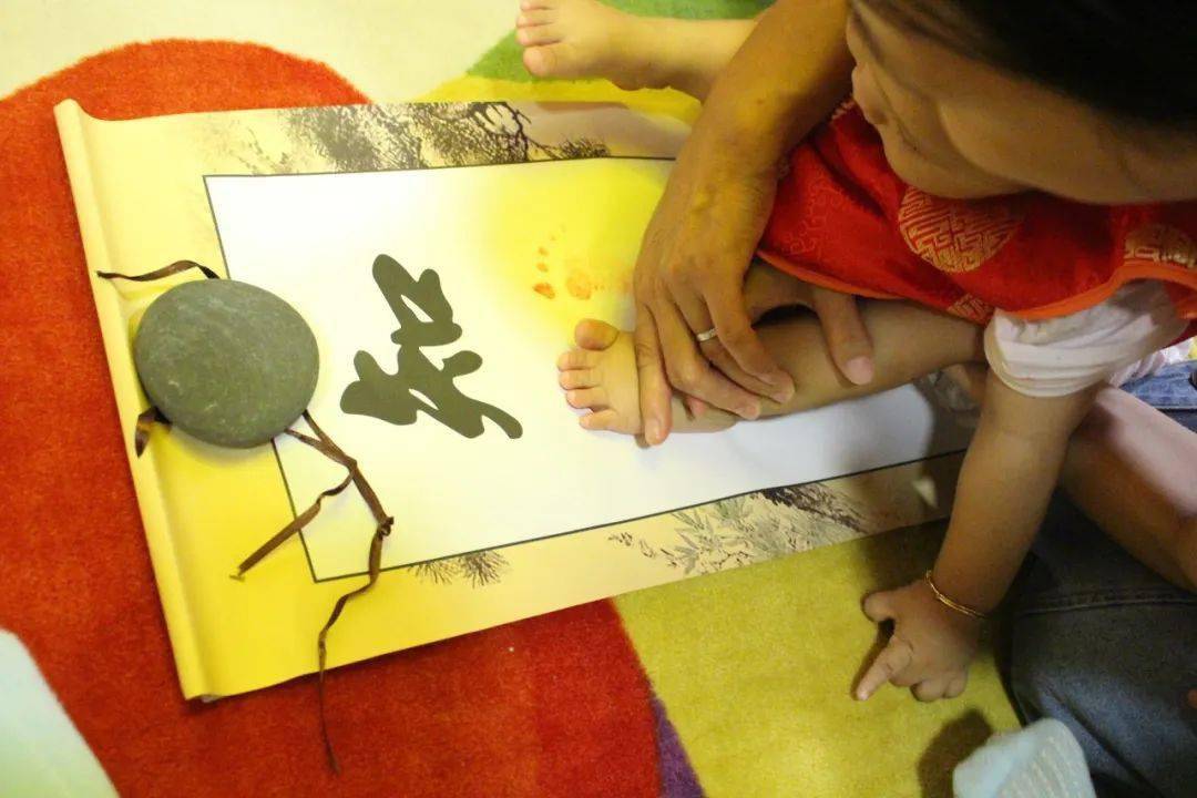 4抓周啦最让人期待的环节终于到来宝宝究竟会抓什么呢是书籍 是勺子可