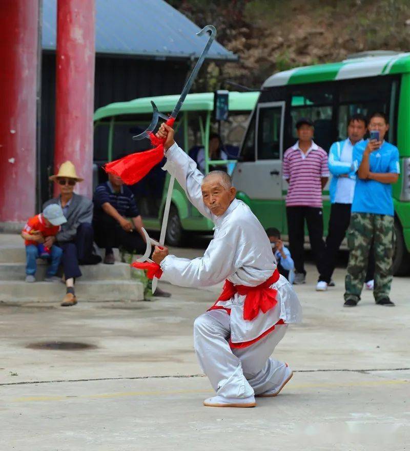 今天,武山巾帼武术队在水帘洞举行祈福游武术表演