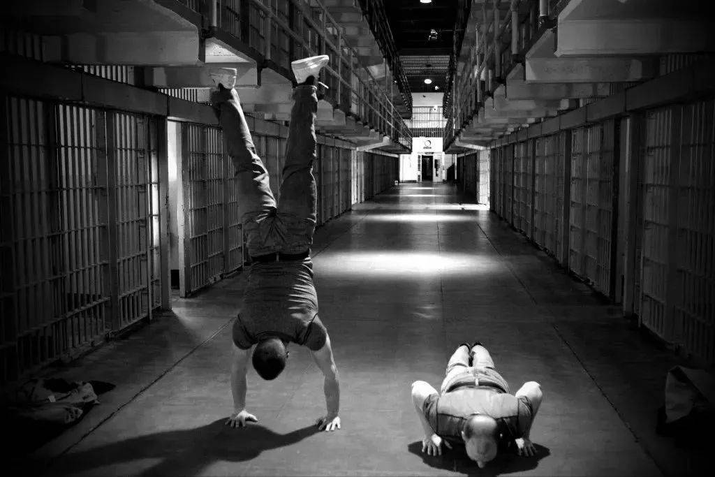 囚徒健身铁板桥图片