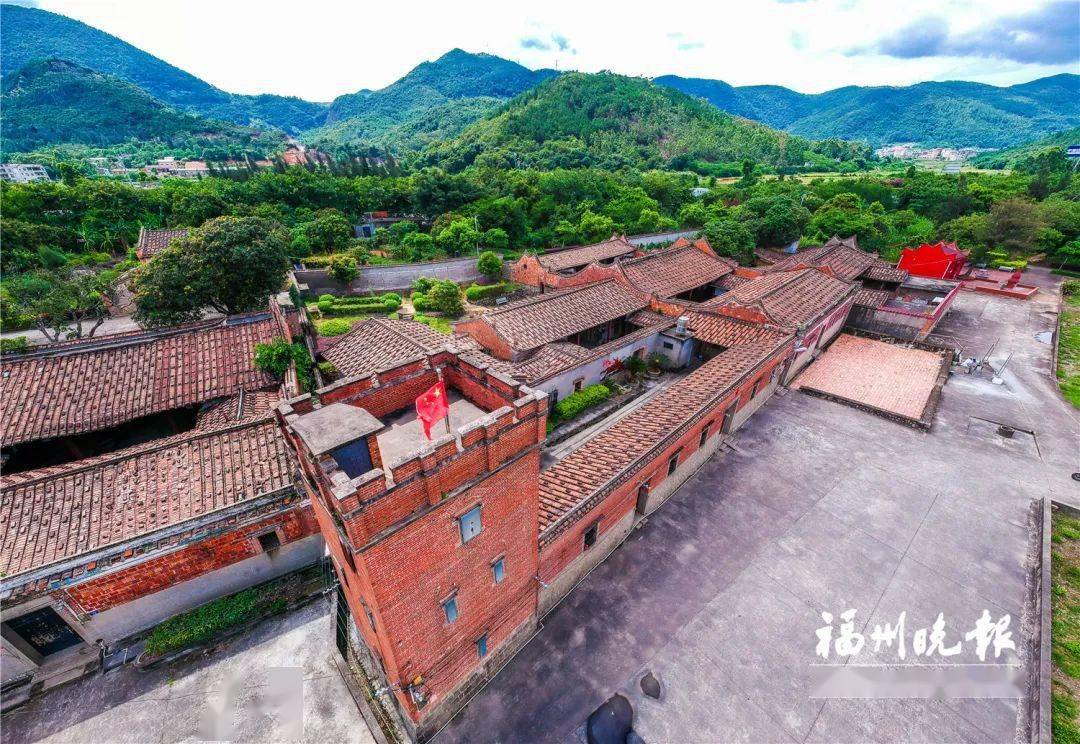 乡贤沿着国道324线驱车来到镜洋镇时,看到国道左侧立着一座高大的