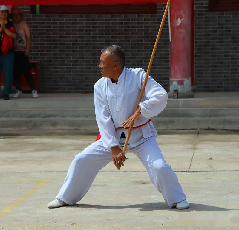 今天,武山巾帼武术队在水帘洞举行祈福游武术表演_太极拳