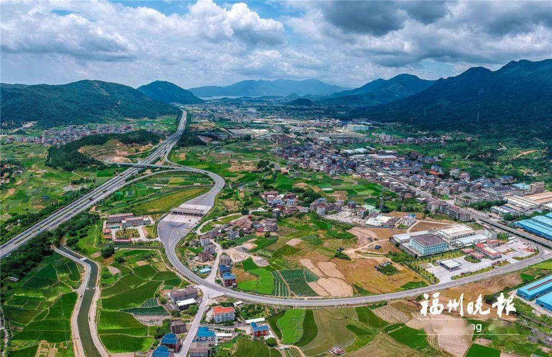 百年民居 红色印迹 沿着国道324线驱车来到镜洋镇时,看到国道左侧立着