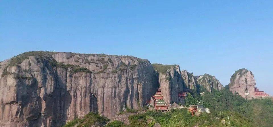 由羊角洞和双龙谷两部分组成,主要景点有蛤蟆坑,紫庭嶂,万象嶂等景点