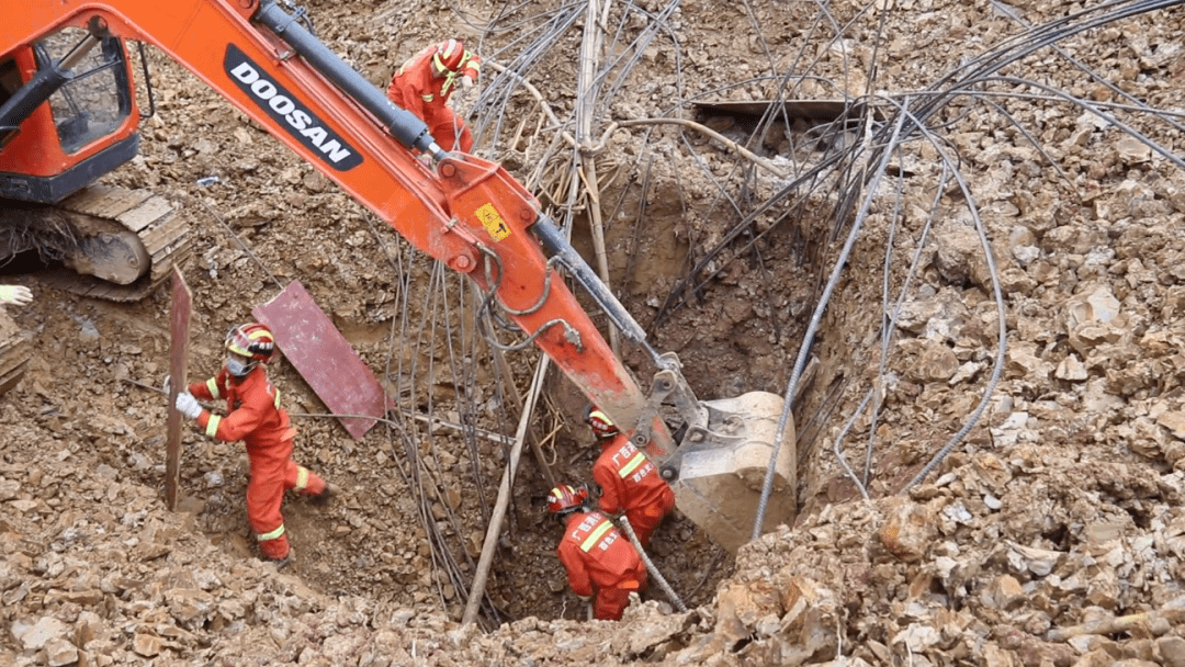 百色一在建工地发生坍塌事件.