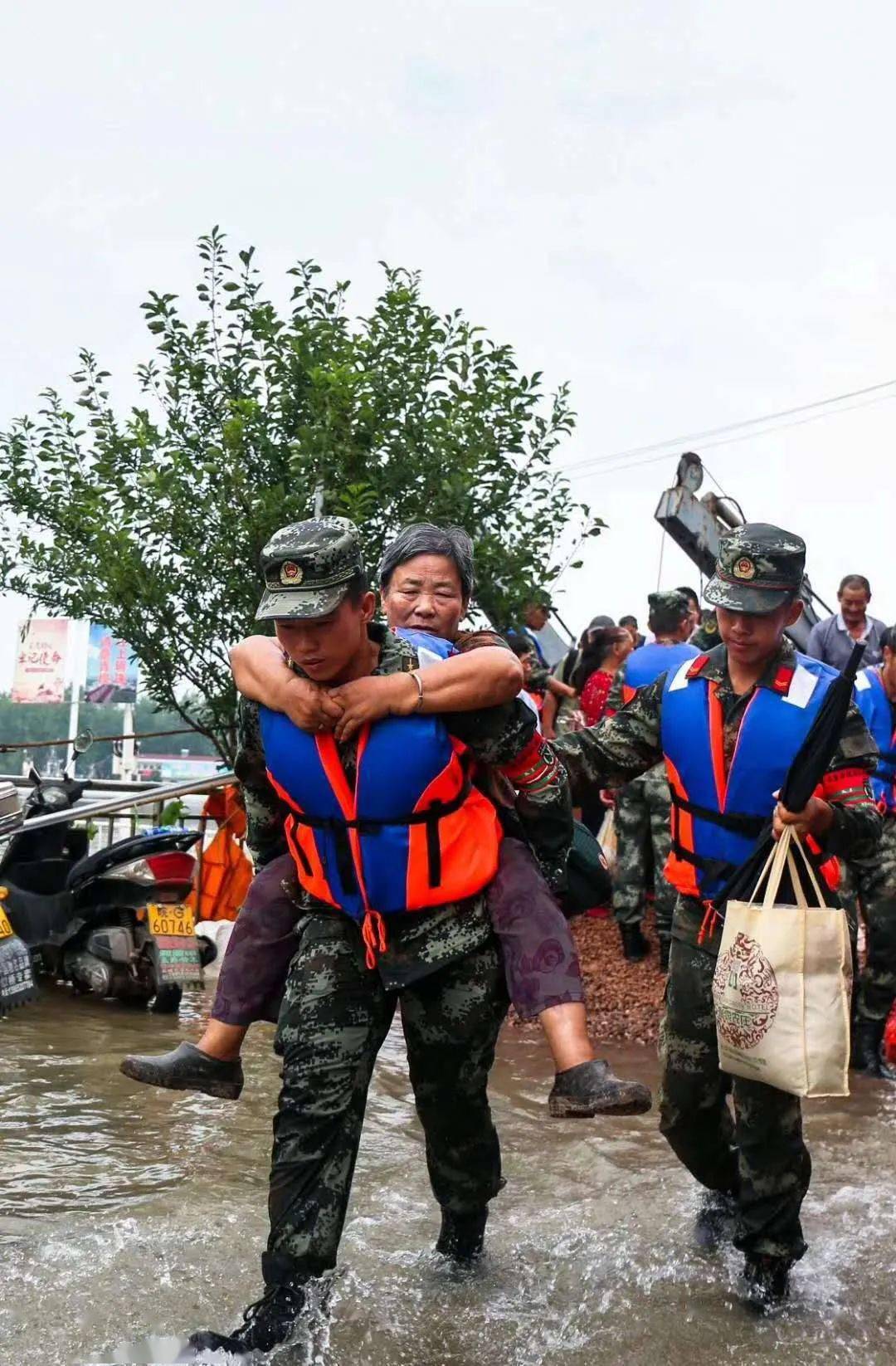 直击抗洪一线!武警官兵紧急驰援江心洲