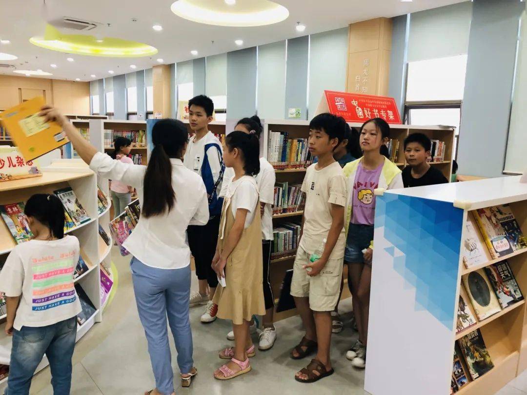 高安市图书馆来了一群小小志愿者